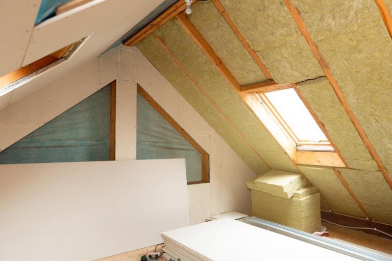Faut-il isoler les combles avant une rénovation à Audincourt ?